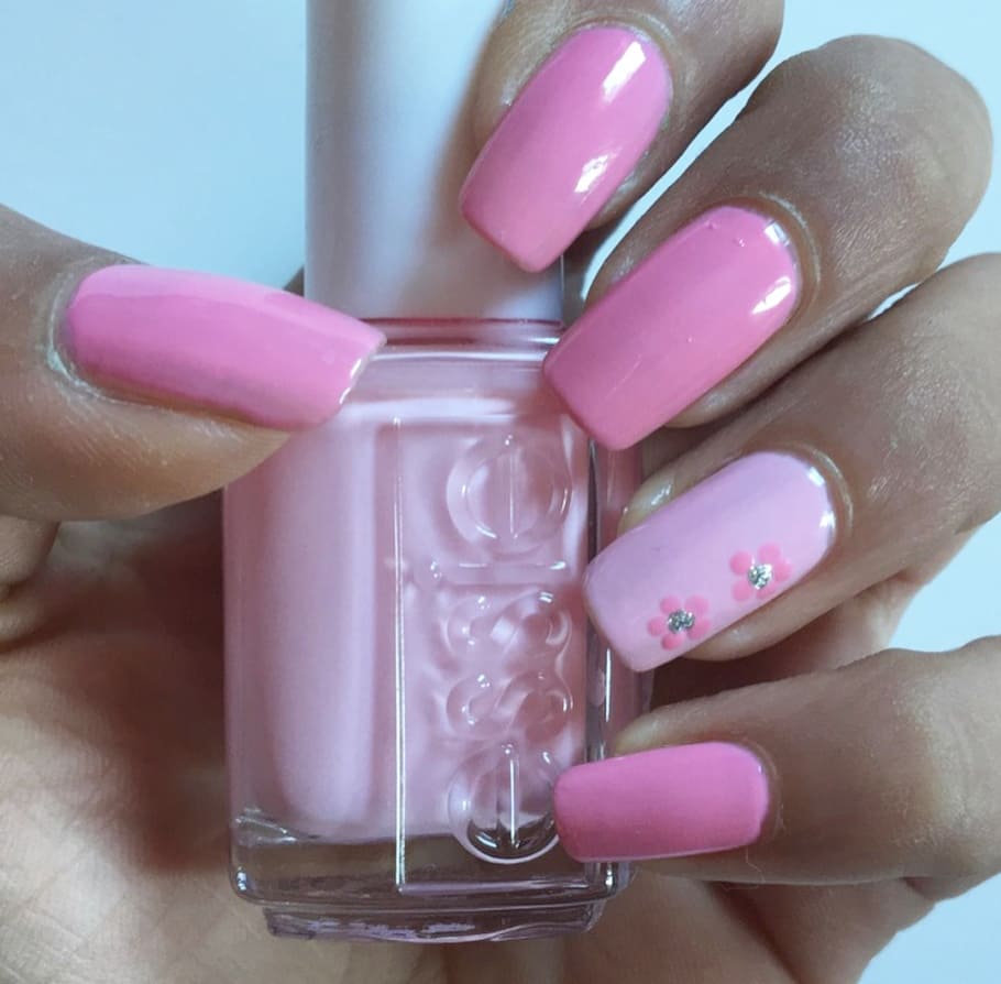 manicure floreale rosa