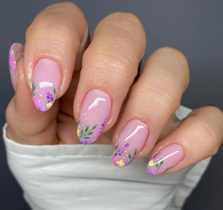 unghie nude con fiori
