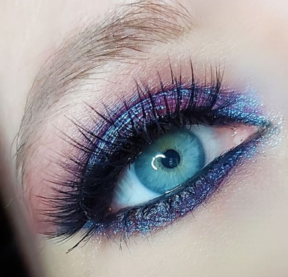 Make-up occhi azzurri luminoso nei toni del viola